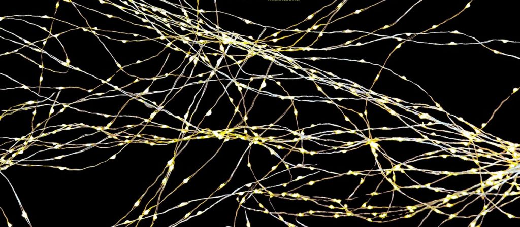 cavi elettrici luminosi che compongono un richiamo grafico all'incrocio di nervi presenti nel corpo umano