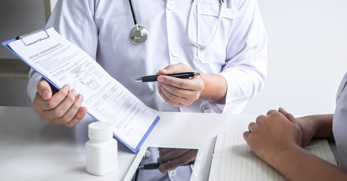 elettromiografia, medico mostra la diagnosi al paziente. Agave Group