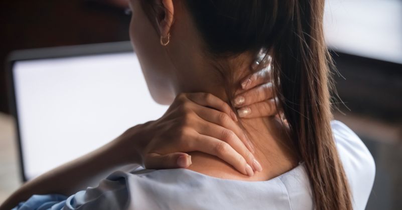 Torcicollo: perché il collo si blocca e come tornare a muovere la testa